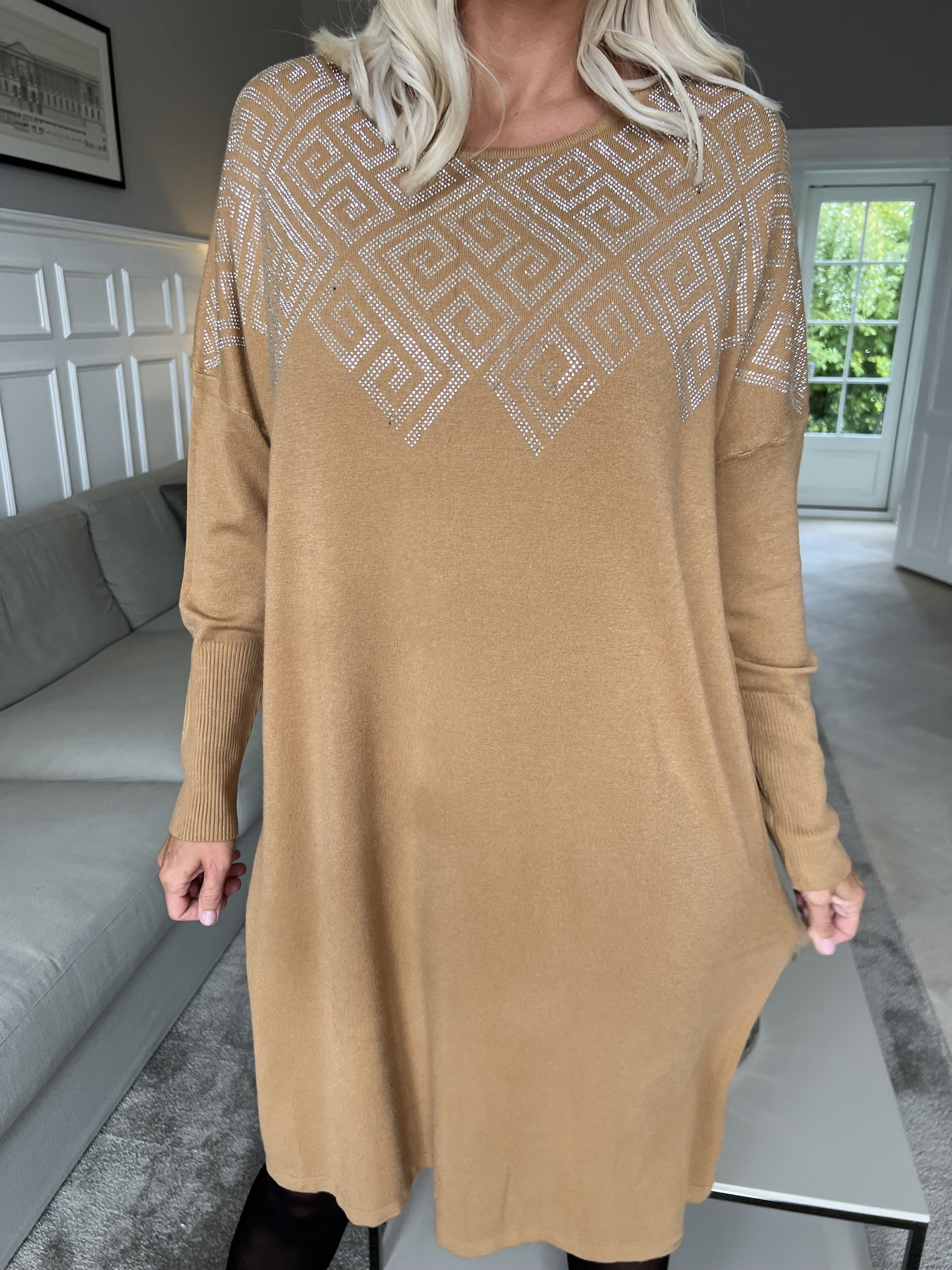 Luna - Mjuk stickad plus size klänning med strass